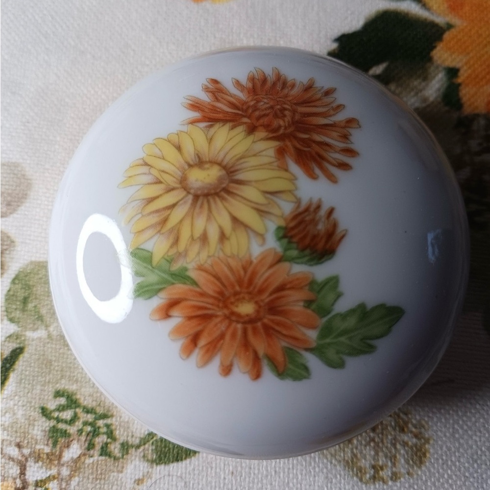 Lilian Vernon Yellow and White Box